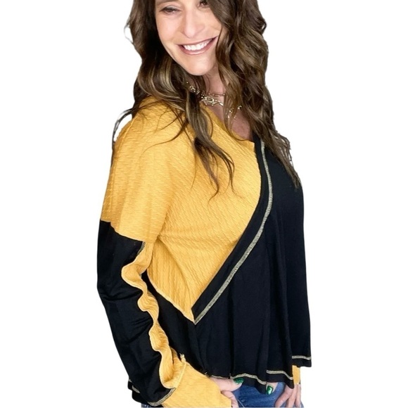 SUGARFOX LONG SLEEVE V-NECK TWO-TONE TOP IN MUSTARD AND BLACK WITH THUMBHOLES - Picture 4 of 6